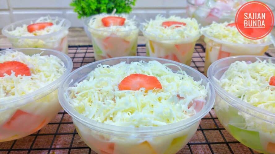 Jelly Salad dengan Topping Keju Parut